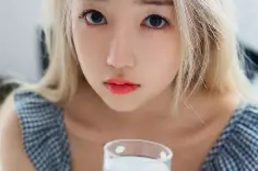 南通网友爆料：一车辆四脚朝天！围着一堆吃瓜群众……